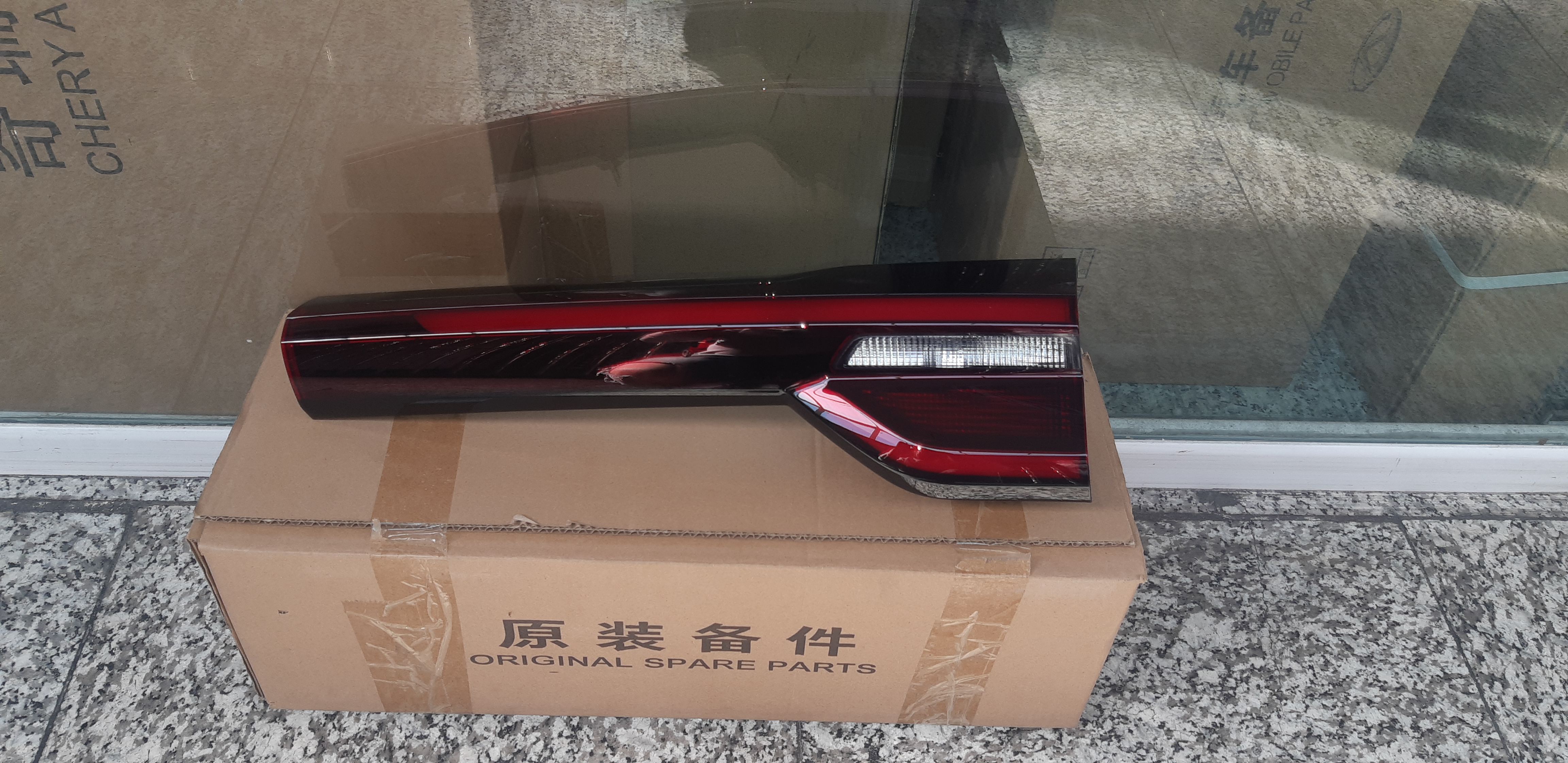 خطر تیگو ۷ پرو سمت  راست روی صندوق  شرکتی