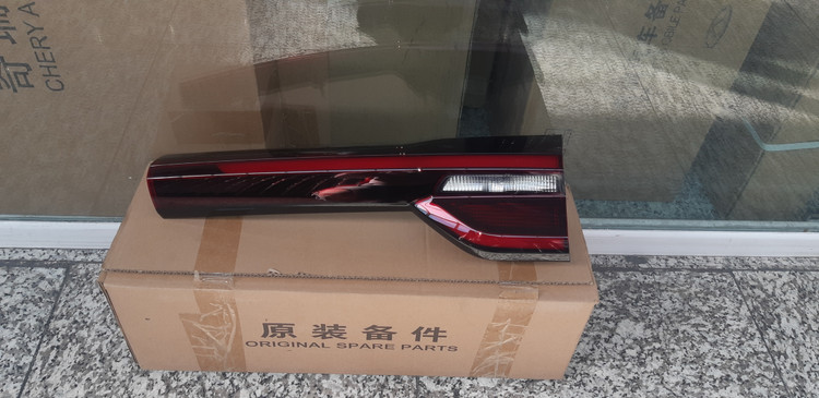 خطر تیگو ۷ پرو سمت راست روی صندوق شرکتی